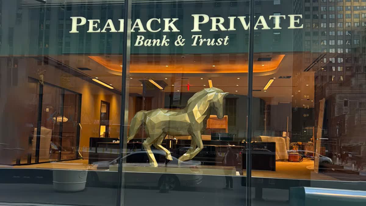 The Peapack Private Bank & Trust gallery at 300 Park Avenue, seen from the street